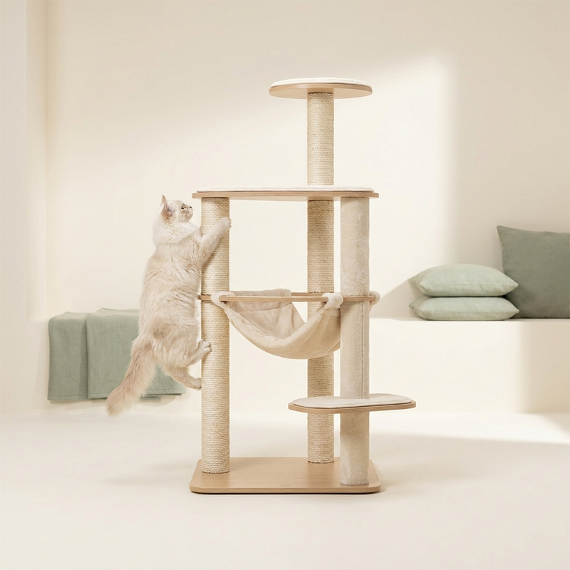 Gato trepando por un moderno árbol para gatos con rascadores – Petifo Árboles y rascadores para gatos