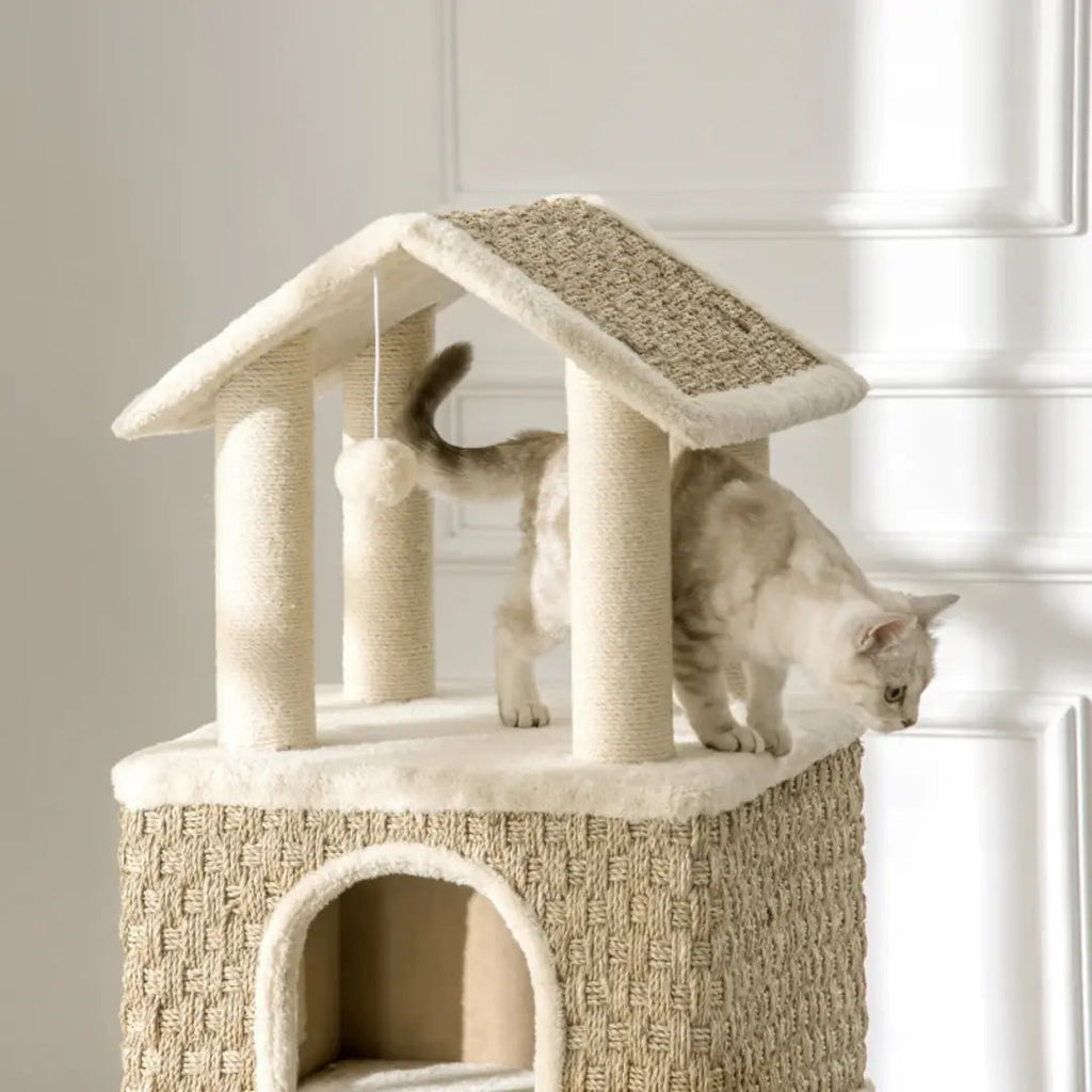 Upper lookout and scratching area on the PawHut cat tree - Petifo